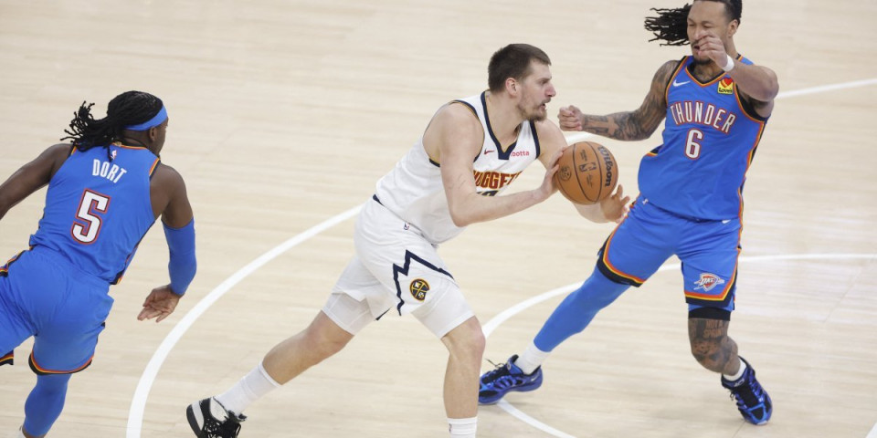 Skandal, brutalno udario Jokića po licu: Srbin se uhvatio za glavu... (VIDEO)