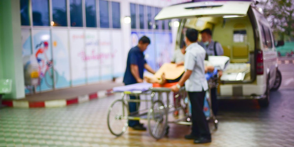 Mladić pao sa četvrtog sprata sudentskog doma: Lekari mu se bore za život