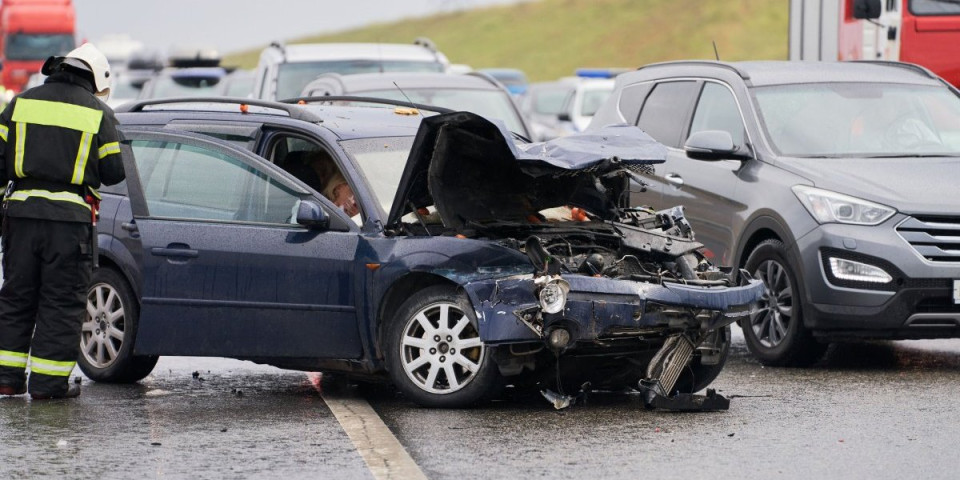 Karambol na Novom Beogradu! Veliki lančani sudar - Hitna na licu mesta