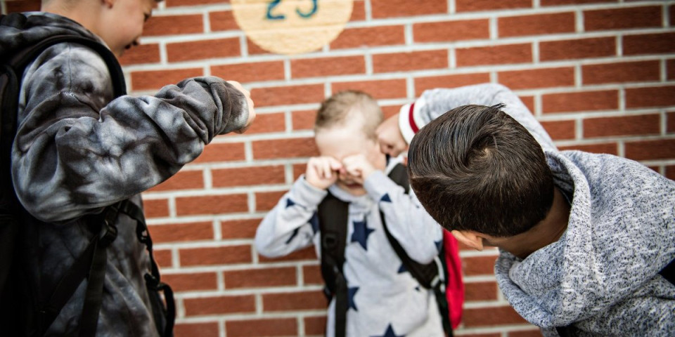 Svukli ga do gole kože, pa ga snimali pametnim satom! Dete (6) preživelo horor u školi