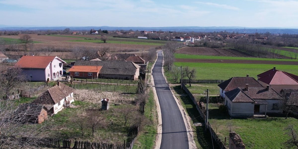Novi asfalt kroz selo - ulica Karađorđeva kao Knez Mihailova 