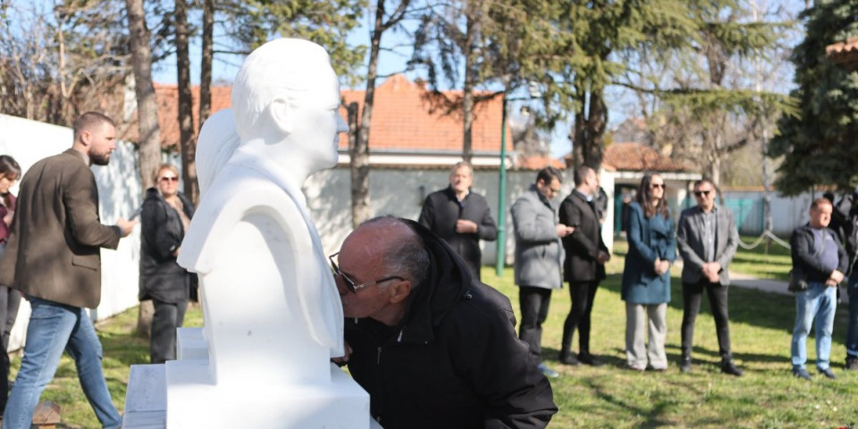 Pomen Slobodanu Miloševiću u Požarevcu: Evo ko je sve došao na grob nekadašnjeg predsednika Srbije (FOTO/VIDEO)