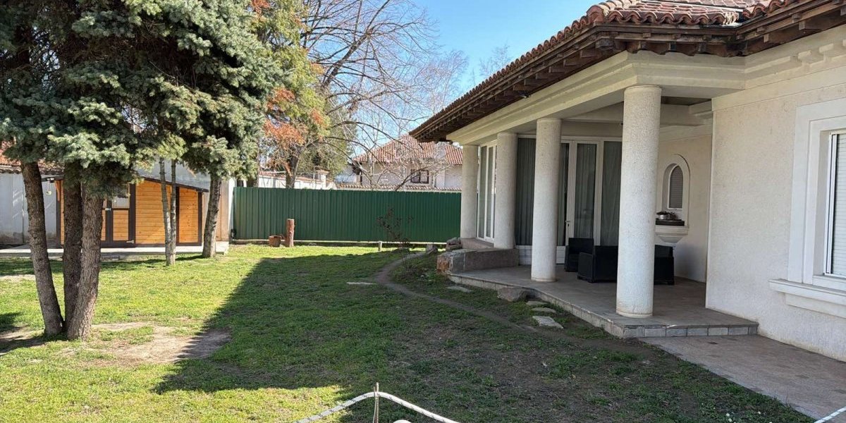 Zelena ograda deli kuće Miloševića i sina Marka