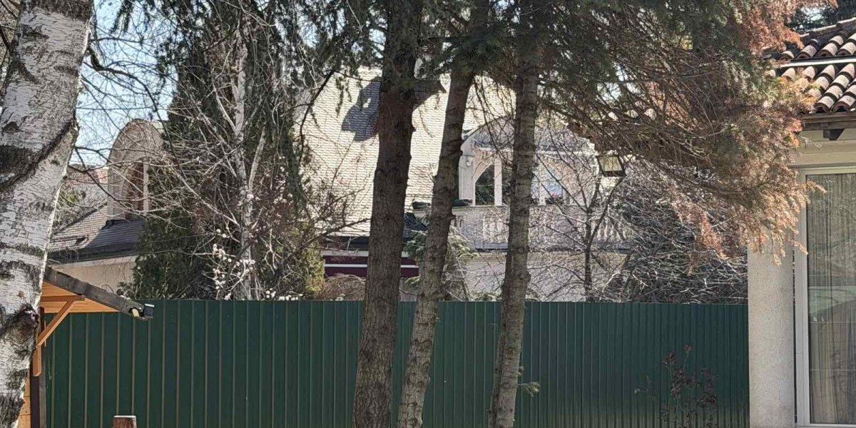 Ogradom podeljene dve kuće Miloševića