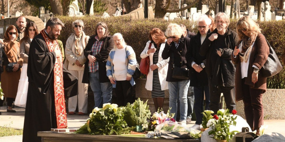 Pogača na grobu Dragana Nikolića: Ovaj običaj ima jak simbol u hrišćanstvu (FOTO)