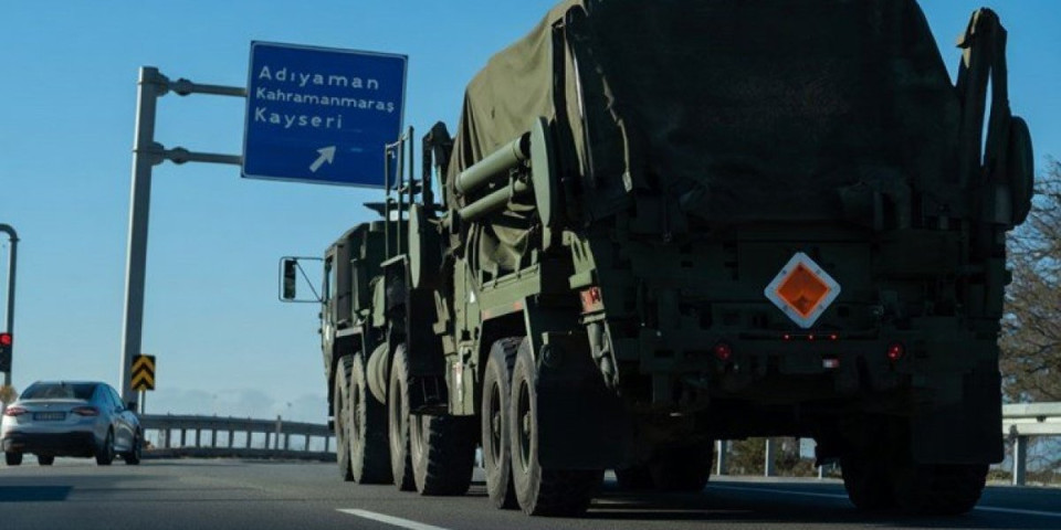 (VIDEO) Drama na ulicama Turske! Šta je ovo NATO izvukao? Situacija se opasno zakuvala, na putu primećeno jezivo oružje