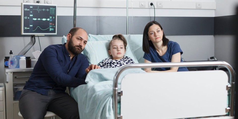 Država usvaja važan zakon za porodice: Plata i osiguranje za roditelje-negovatelje, ovo su svi detalji