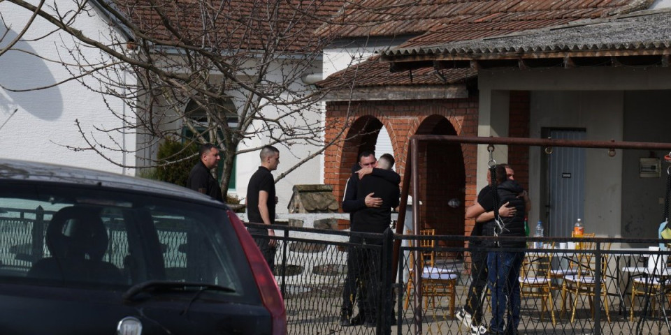 Udovica Lazićevog brata ne prestaje da jeca - Drže je da se ne sruši: Potresne scene u Brestaču (FOTO)