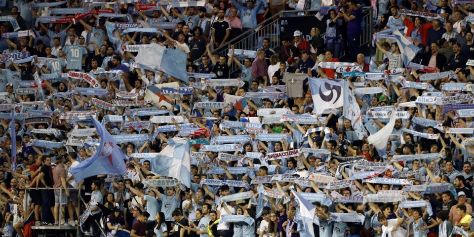 Masovna tuča navijača pred važnu utakmicu: Maskirani i naoružani motkama napravili haos (VIDEO)