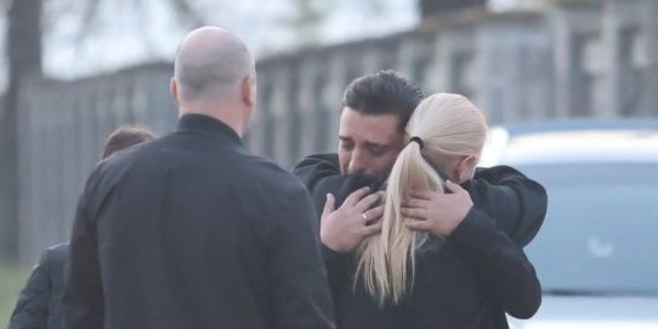 Potresna scena: Jecaji i suze, Darko i Kaća primaju saučešće ispred kuće (FOTO/VIDEO)