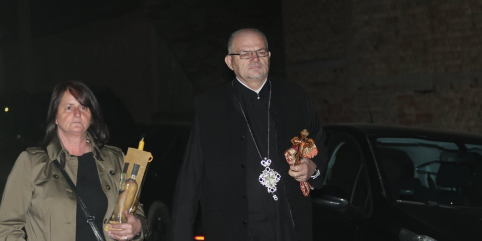 Telo Dragana Lazića biće dopremljeno svakog trenutka: Sveštenik stigao u kuću (FOTO/VIDEO)
