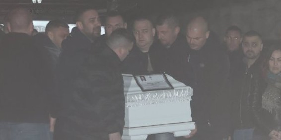 Draganovo telo stiglo u Brestač: Branka doziva sina - beli kovčeg, na njemu umrlica (FOTO/VIDEO)