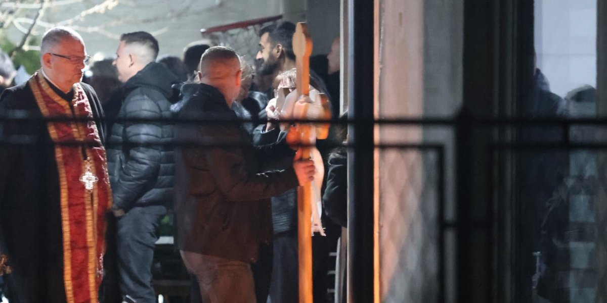 Sveštenik ulazi u kuću porodice Lazić