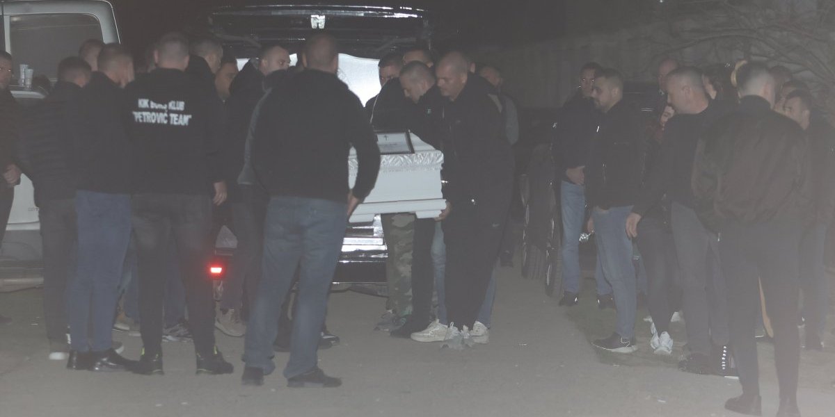 Kovčeg sa telom Drgana Lazića unose u dvorište porodične kuće