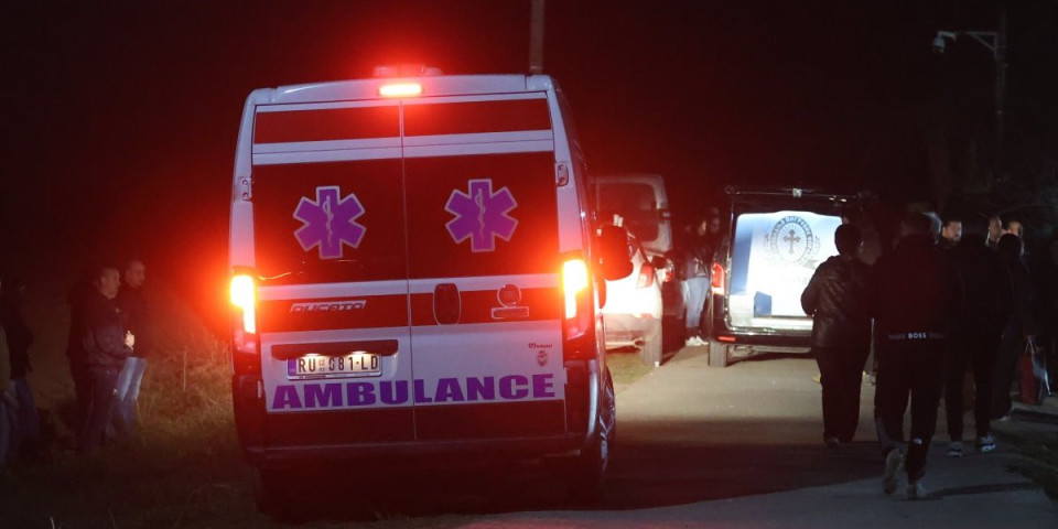 Članu porodice pozlilo: Nakon što su telo uneli u kuću, intervenisala Hitna pomoć (FOTO/VIDEO)