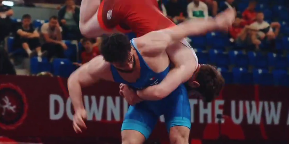 Spektakl u Zrenjaninu: Rus izveo "leteću vevericu", šokirao publiku i okrenuo meč (VIDEO)