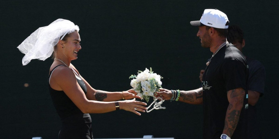Ovo može samo Sabalenka - Teniserka nasred terena vežbala udaju (FOTO GALERIJA)