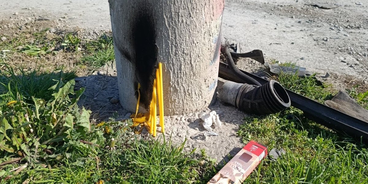 Betonski stubu koji su udarili tinejdžeri