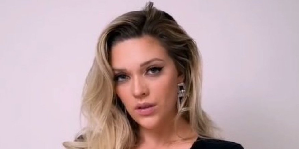 Muškarci odlepili za seksi pekarkom: Dok mesi hleb padaju vilice - mreže gore (VIDEO)