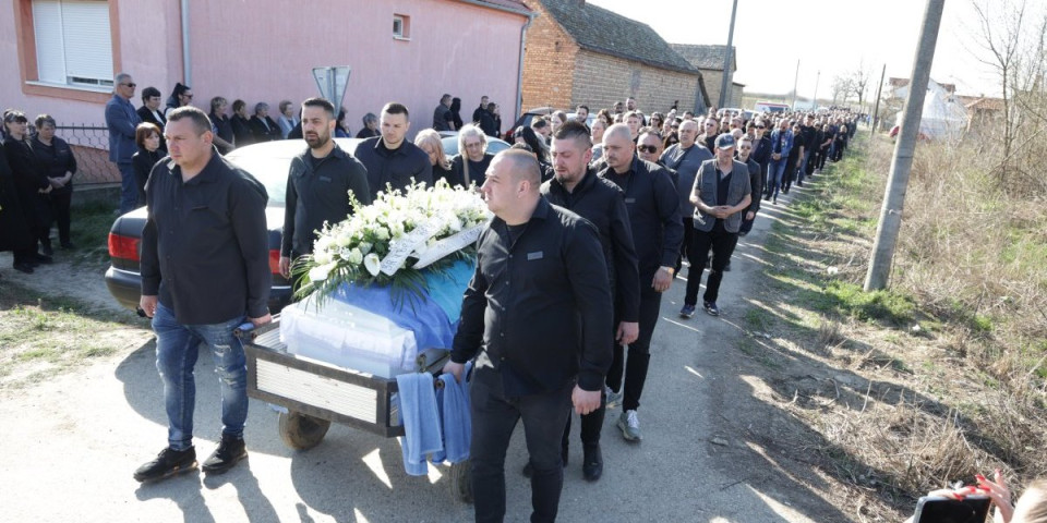 Krenula povorka od 500 ljudi - Jecaji odzvanjaju Brestačem (VIDEO)