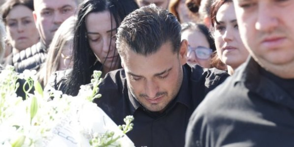 "Da mogu da ga vratim, nikada više ne bih zapevao": Bolna ispovest Darka Lazića nakon smrti brata