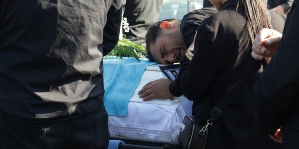 Prizor koji slama srce: Darko jeca nad kovčegom, majka jauče -  Telo Dragana doneli u portu crkve (FOTO/VIDEO)