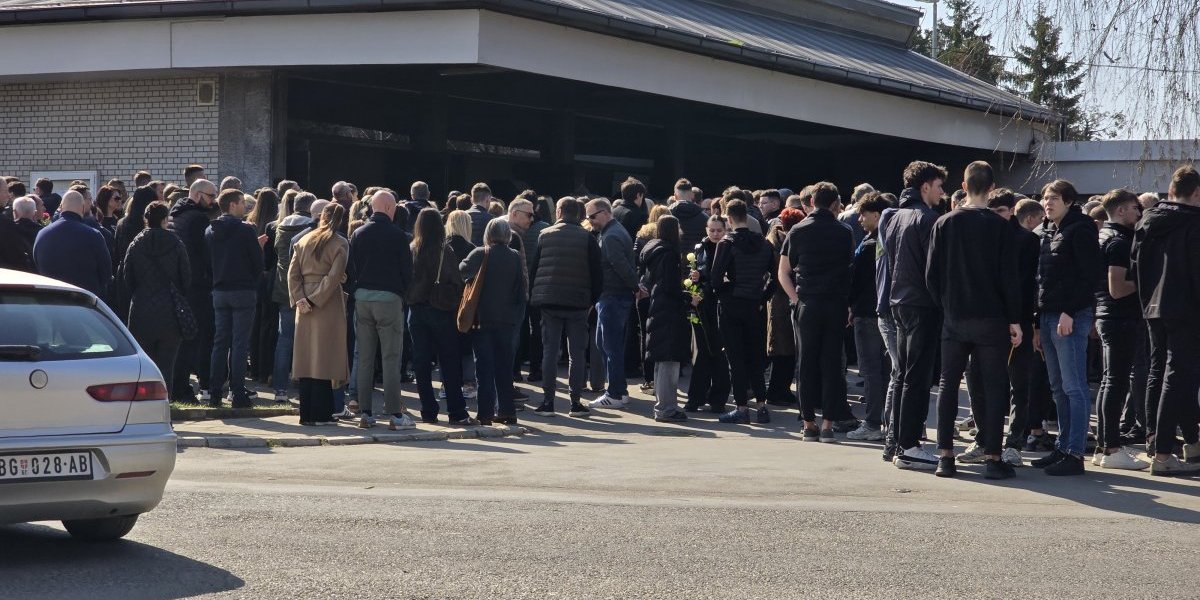 Ljudi ispred  kapele