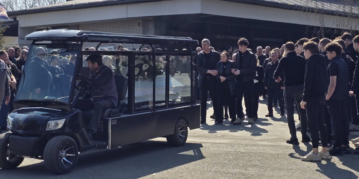 Povorka kreće ka grobnom mestu