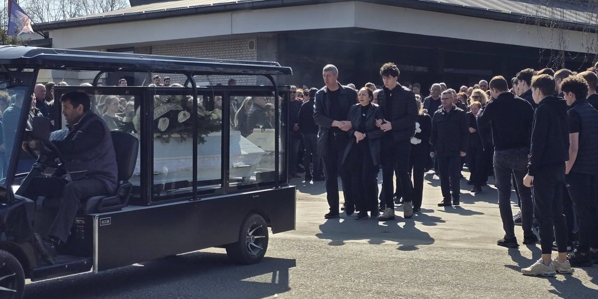 Tužna povorka kreće ka grobnom mestu