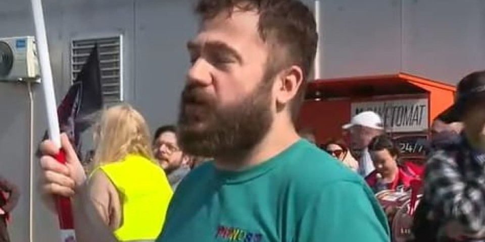 Blokaderi zaboravili na pad nadstrešnice: Ništa im sem lične koristi nije bitno, napravili i "kvir" zbor (VIDEO)