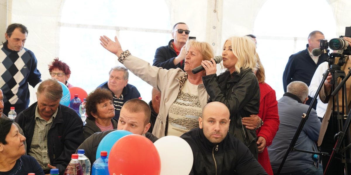 Azanja dočekala Vučića raširenih ruku