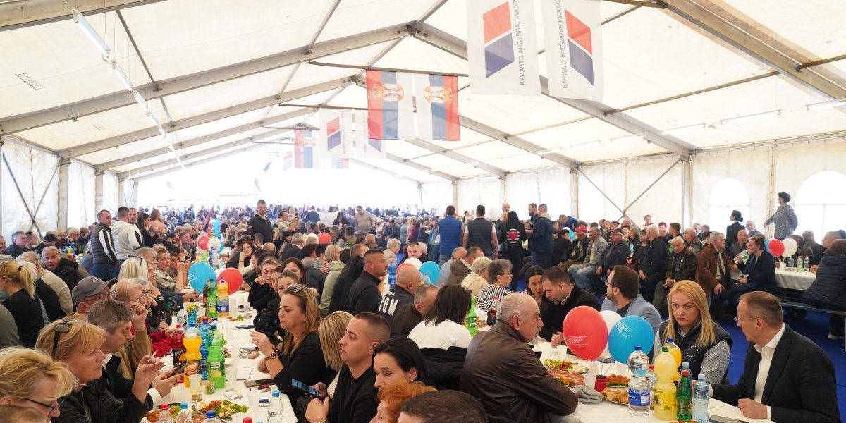 Azanja dočekala Vučića raširenih ruku