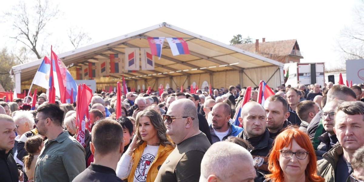 Azanja dočekala Vučića raširenih ruku