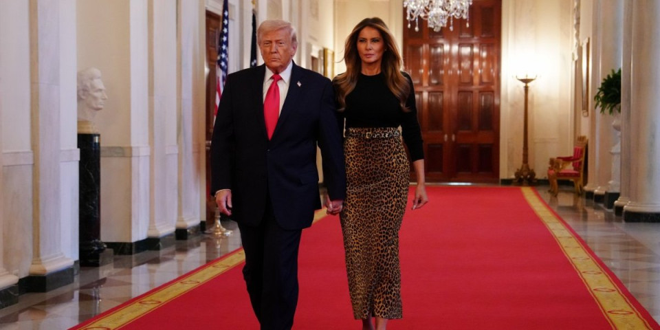 Melanija Tramp u stajlingu koji se pamti: Tigrasta suknja naglasila obline - prva dama nikad lepša (FOTO)