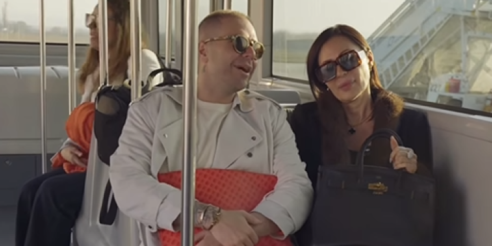 Ceca Ražnatović se vozi autobusom: Pevačica uhvaćena u šok izdanju (FOTO)