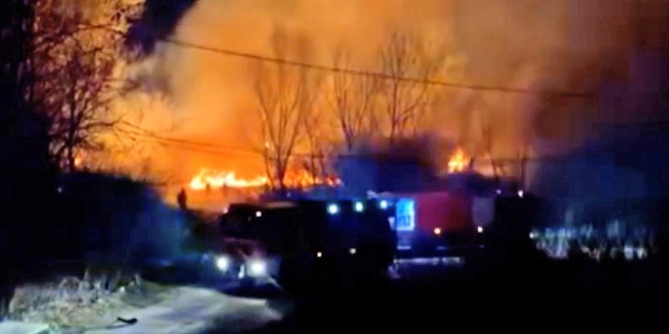 Odjeknule detonacije, policija blokirala sve prilaze: Poznati beogradski splav izgoreo do temelja (VIDEO)