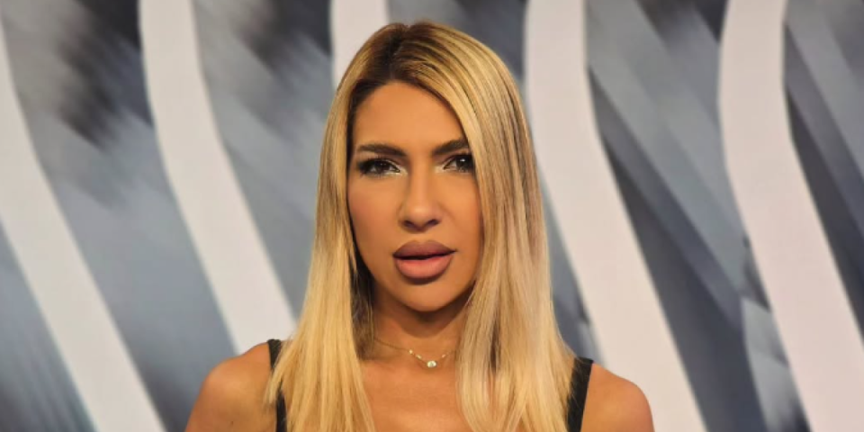 Pojavila se u programu sa ružama na grudima: Jovana Jeremić zapalila studio (FOTO)