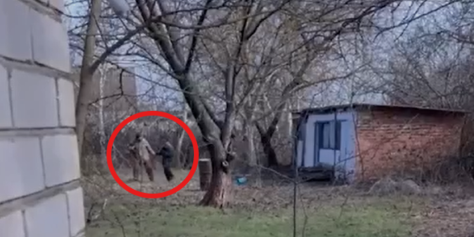 (VIDEO) "Baba, marš u pi*ku materinu!" Ukrajinski vojnici potezom zgrozili svet: Šta ovo rade trupe Zelenskog?!