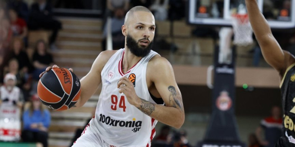 Haos u Grčkoj! Furnije nasrnuo na navijača, sudije ga momentalno isključile (VIDEO)