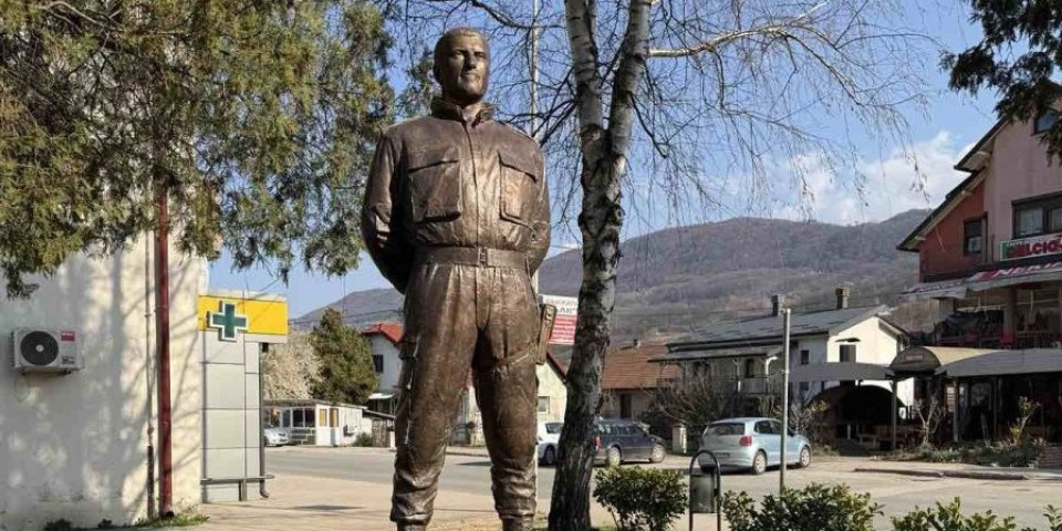 Odana počast srpskom heroju: Otkriven spomenik Miloradu Pelemišu i prikazan film o njegovom životu (FOTO/VIDEO)