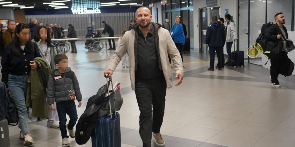 "U šestom mesecu je provela 30 sati na aerodromu": Pevač pukao 5.000 evra da se vrati u Srbiju