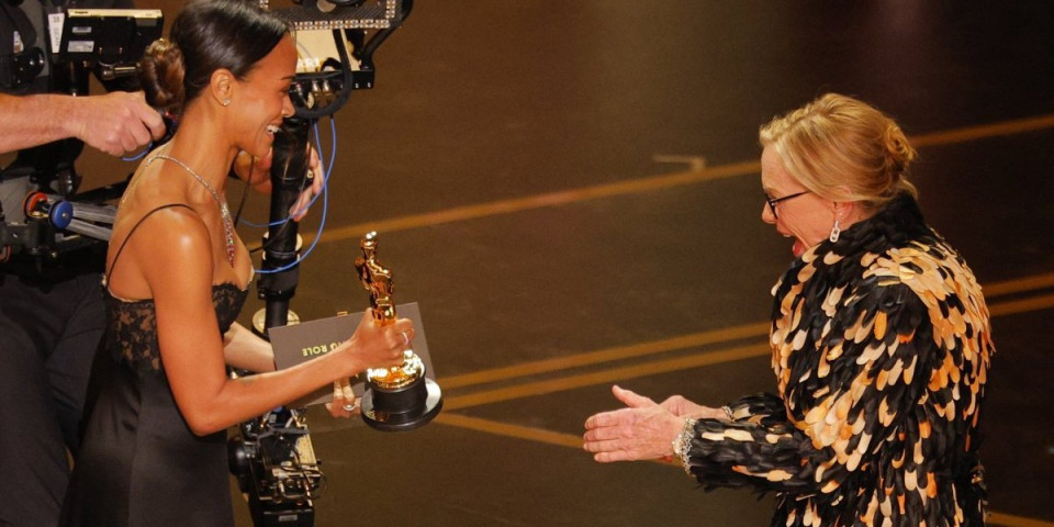 Dodeljen prvi Oskar: Glumica izašla na scenu pa ispričala priču iz kupatila i zgrozila sve (FOTO/VIDEO)