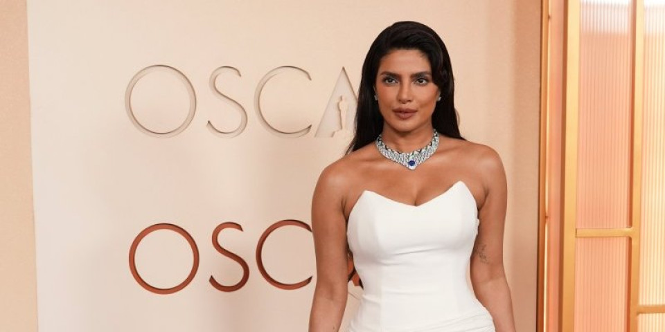 Prijanka Čopra blista u belom na dodeli Oskara: Dekolte puca, glumica grmi u uskoj haljini (FOTO)