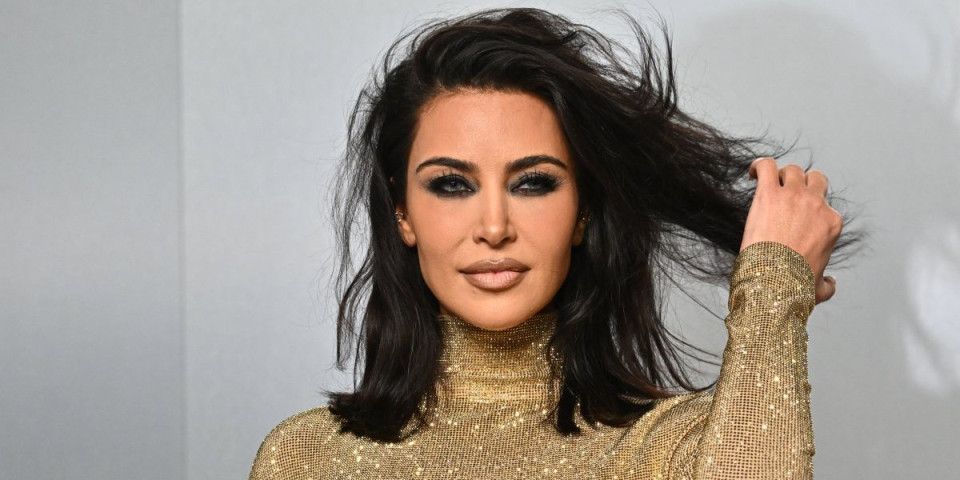 Kao živa statua Oskara: Kim Kardašijan u uskoj zlatnoj haljini raspametila fotografe (FOTO)