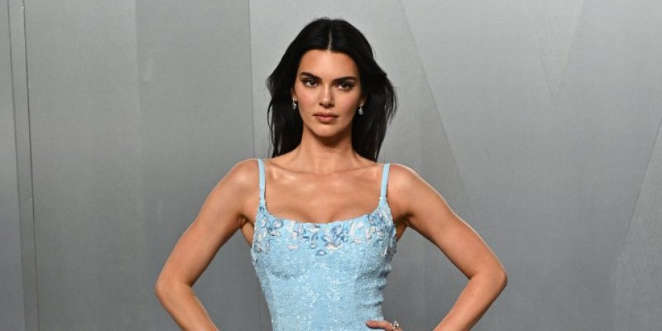 Figura od koje zastaje dah: Kendal Džener poput boginje na crvenom tepihu - svi pogledi na njoj (FOTO)