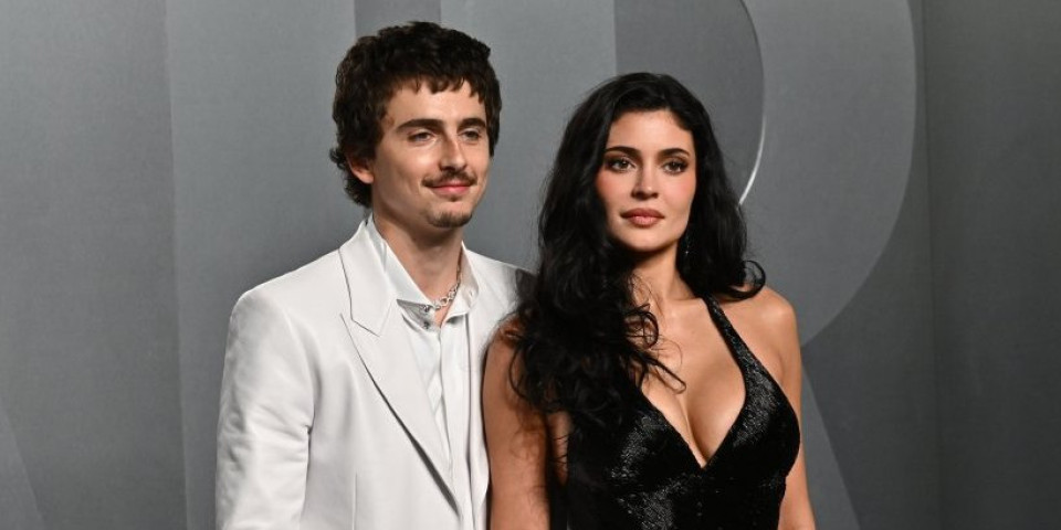 Kajli Džener u haljini zavodljivoj do bola: Timoti nije skidao pogled sa nje - obline u prvom planu (FOTO)