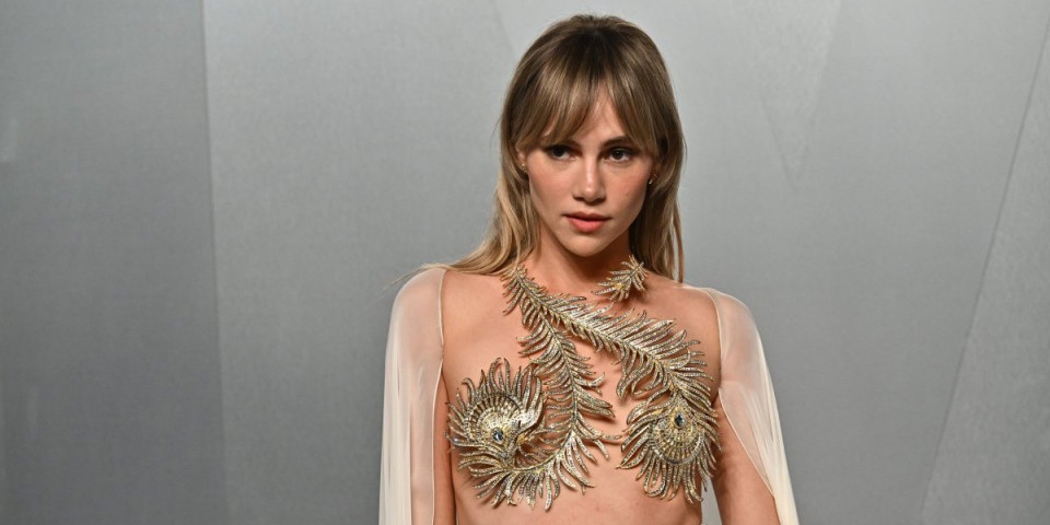 Grudi prekrila samo sa 2 pera: Suki Voterhaus u haljini koja ostavlja bez daha - zapalila internet (FOTO)