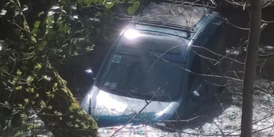 Auto sleteo sa puta u reku: Saobraćajna nesreća kod Petrovca na Mlavi (FOTO)