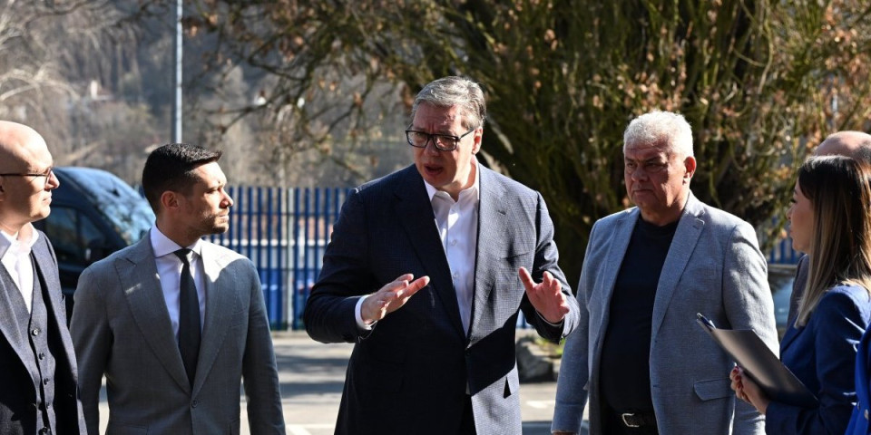 Vučić obećao meštanima Kotraže: Putevi, posao i veće plate i penzije (VIDEO)