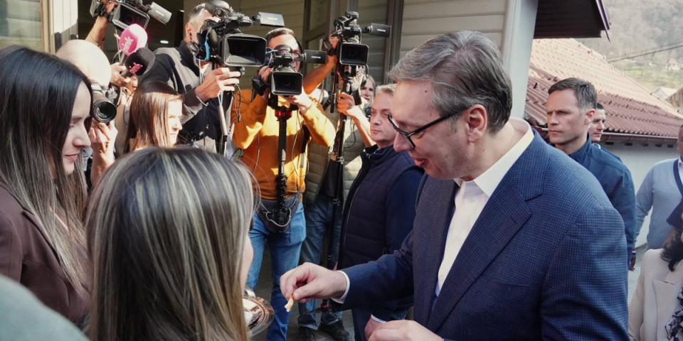 Kotraža čeka Vučića: Poslednje pripreme pred dolazak predsednika u selo kod Lučana (VIDEO)